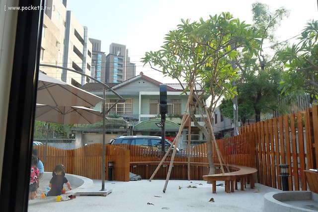 【台中親子餐廳】小樂圓.Oden Good日式親子餐廳。有二樓高的旋轉溜滑梯、室外沙坑、童書繪本、親子廁所,沒有哺乳室也沒有尿布檯 @飛天璇的口袋