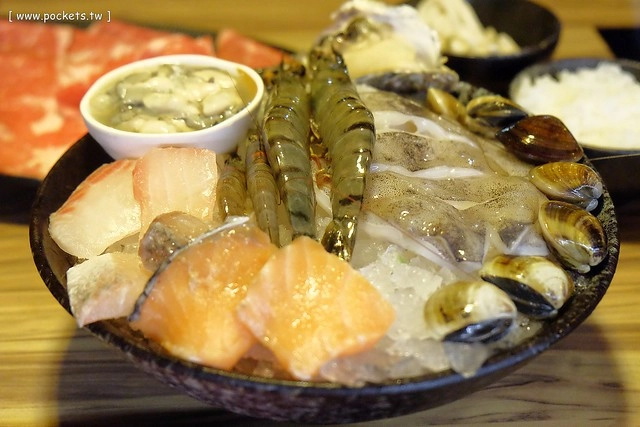 【台中火鍋推薦】竹間精緻鍋物。一個人也可以品嚐石頭火鍋,海鮮食材表現不錯,湯頭有多種選擇,從中午賣到凌晨,宵夜也有好去處 @飛天璇的口袋