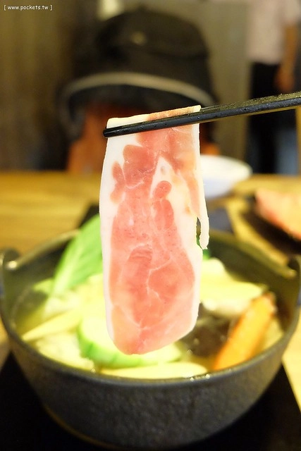 【台中火鍋推薦】竹間精緻鍋物。一個人也可以品嚐石頭火鍋,海鮮食材表現不錯,湯頭有多種選擇,從中午賣到凌晨,宵夜也有好去處 @飛天璇的口袋