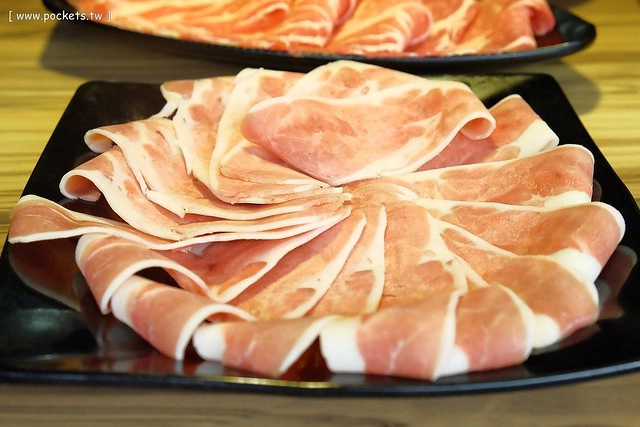 【台中火鍋推薦】竹間精緻鍋物。一個人也可以品嚐石頭火鍋,海鮮食材表現不錯,湯頭有多種選擇,從中午賣到凌晨,宵夜也有好去處 @飛天璇的口袋