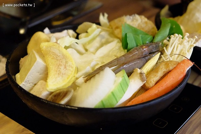 【台中火鍋推薦】竹間精緻鍋物。一個人也可以品嚐石頭火鍋,海鮮食材表現不錯,湯頭有多種選擇,從中午賣到凌晨,宵夜也有好去處 @飛天璇的口袋