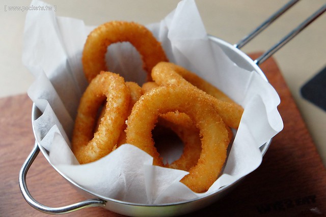 【台中義大利麵】薄多義義式手工披薩.Bite 2 eat@公益店。平價義式餐廳進駐台中,義大利麵和披薩都滿推薦的,裝潢帶有復古歐洲街道氛圍 @飛天璇的口袋