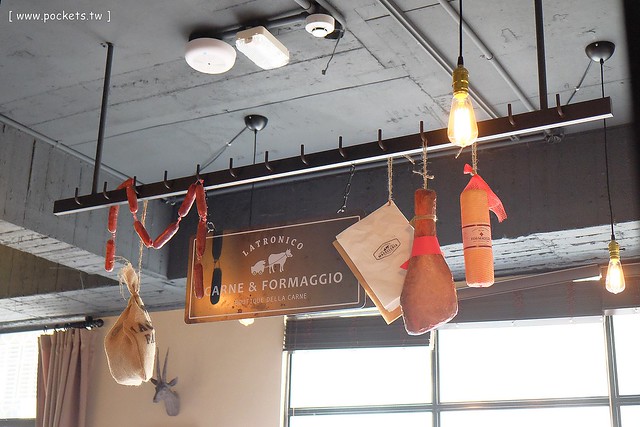 【台中義大利麵】薄多義義式手工披薩.Bite 2 eat@公益店。平價義式餐廳進駐台中,義大利麵和披薩都滿推薦的,裝潢帶有復古歐洲街道氛圍 @飛天璇的口袋