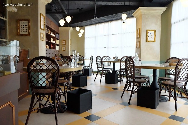 【台中義大利麵】薄多義義式手工披薩.Bite 2 eat@公益店。平價義式餐廳進駐台中,義大利麵和披薩都滿推薦的,裝潢帶有復古歐洲街道氛圍 @飛天璇的口袋