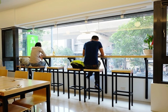 【台中親子餐廳】森林小徑。有賣排餐、漢堡、義大利麵和甜點,二樓有兒童遊戲區,不定期舉辦一系列的親子同樂活動,也是親子友善餐廳 @飛天璇的口袋