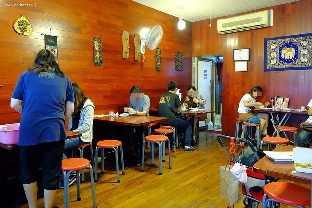 泰馨泰式平價餐館|網友推薦的平價泰式小館,很特別的一間店,從泰式便當到泰式合菜都有提供 @飛天璇的口袋