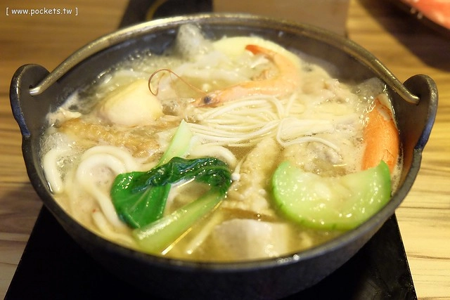 【台中火鍋推薦】竹間精緻鍋物。一個人也可以品嚐石頭火鍋,海鮮食材表現不錯,湯頭有多種選擇,從中午賣到凌晨,宵夜也有好去處 @飛天璇的口袋