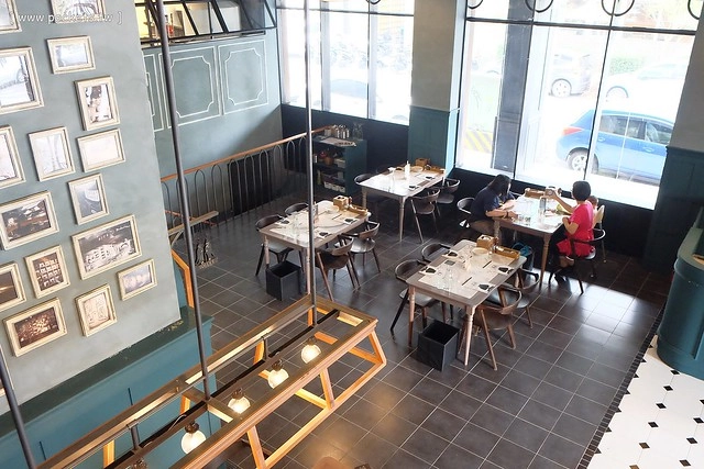 【台中義大利麵】薄多義義式手工披薩.Bite 2 eat@公益店。平價義式餐廳進駐台中,義大利麵和披薩都滿推薦的,裝潢帶有復古歐洲街道氛圍 @飛天璇的口袋