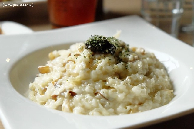 【台中義大利麵】薄多義義式手工披薩.Bite 2 eat@公益店。平價義式餐廳進駐台中,義大利麵和披薩都滿推薦的,裝潢帶有復古歐洲街道氛圍 @飛天璇的口袋