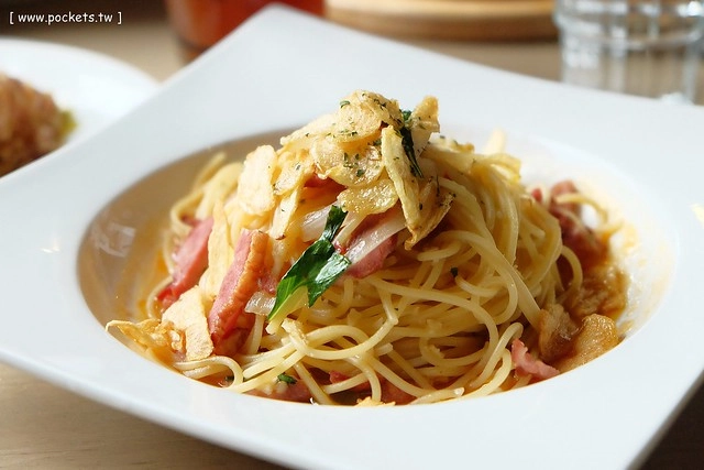 【台中義大利麵】薄多義義式手工披薩.Bite 2 eat@公益店。平價義式餐廳進駐台中,義大利麵和披薩都滿推薦的,裝潢帶有復古歐洲街道氛圍 @飛天璇的口袋