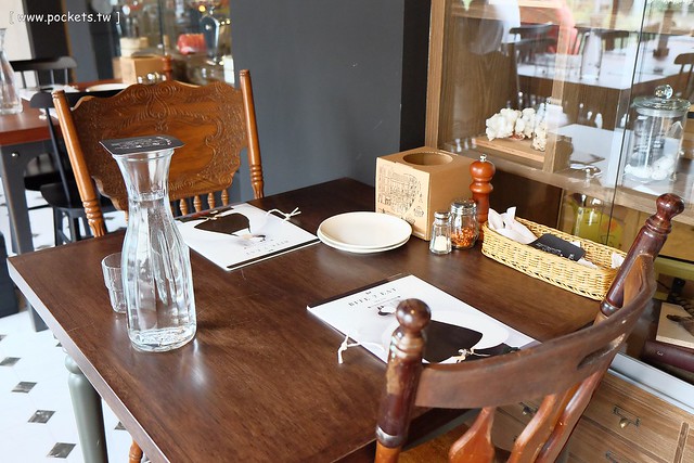 【台中義大利麵】薄多義義式手工披薩.Bite 2 eat@公益店。平價義式餐廳進駐台中,義大利麵和披薩都滿推薦的,裝潢帶有復古歐洲街道氛圍 @飛天璇的口袋