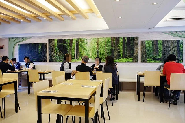 【台中親子餐廳】森林小徑。有賣排餐、漢堡、義大利麵和甜點,二樓有兒童遊戲區,不定期舉辦一系列的親子同樂活動,也是親子友善餐廳 @飛天璇的口袋