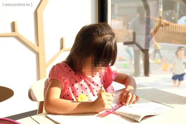 【台中親子餐廳】小樂圓.Oden Good日式親子餐廳。有二樓高的旋轉溜滑梯、室外沙坑、童書繪本、親子廁所,沒有哺乳室也沒有尿布檯 @飛天璇的口袋