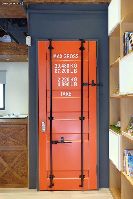 【台中親子餐廳】小樂圓.Oden Good日式親子餐廳。有二樓高的旋轉溜滑梯、室外沙坑、童書繪本、親子廁所,沒有哺乳室也沒有尿布檯 @飛天璇的口袋