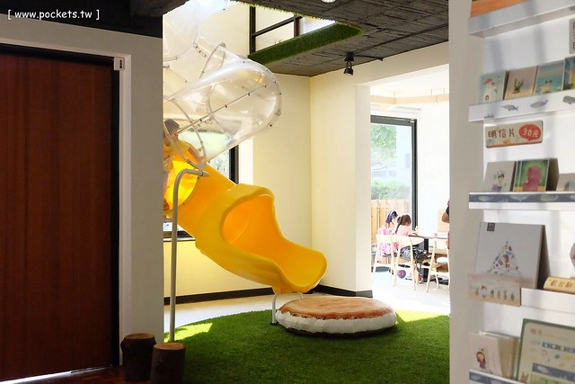 【台中親子餐廳】小樂圓.Oden Good日式親子餐廳。有二樓高的旋轉溜滑梯、室外沙坑、童書繪本、親子廁所,沒有哺乳室也沒有尿布檯 @飛天璇的口袋