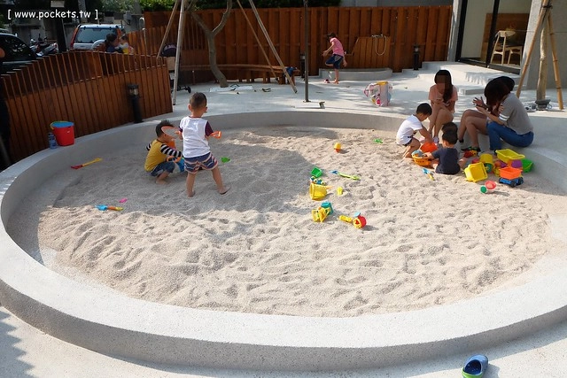 【台中親子餐廳】小樂圓.Oden Good日式親子餐廳。有二樓高的旋轉溜滑梯、室外沙坑、童書繪本、親子廁所,沒有哺乳室也沒有尿布檯 @飛天璇的口袋