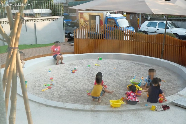 【台中親子餐廳】小樂圓.Oden Good日式親子餐廳。有二樓高的旋轉溜滑梯、室外沙坑、童書繪本、親子廁所,沒有哺乳室也沒有尿布檯 @飛天璇的口袋