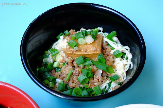 豬頭三的店 炸粿|大坑人氣小吃美食,炸粿搭配大骨焢是招牌吃法,湯品可以無限續碗,還附吸管和手套方便食用 @飛天璇的口袋