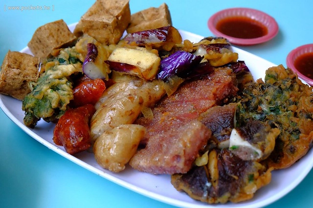 豬頭三的店 炸粿|大坑人氣小吃美食,炸粿搭配大骨焢是招牌吃法,湯品可以無限續碗,還附吸管和手套方便食用 @飛天璇的口袋