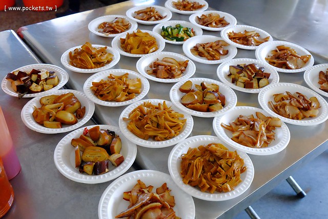 豬頭三的店 炸粿|大坑人氣小吃美食,炸粿搭配大骨焢是招牌吃法,湯品可以無限續碗,還附吸管和手套方便食用 @飛天璇的口袋