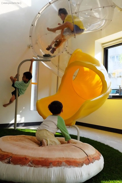 【台中親子餐廳】小樂圓.Oden Good日式親子餐廳。有二樓高的旋轉溜滑梯、室外沙坑、童書繪本、親子廁所,沒有哺乳室也沒有尿布檯 @飛天璇的口袋