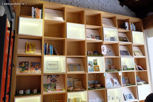 【台中親子餐廳】小樂圓.Oden Good日式親子餐廳。有二樓高的旋轉溜滑梯、室外沙坑、童書繪本、親子廁所,沒有哺乳室也沒有尿布檯 @飛天璇的口袋