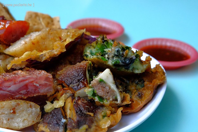 豬頭三的店 炸粿|大坑人氣小吃美食,炸粿搭配大骨焢是招牌吃法,湯品可以無限續碗,還附吸管和手套方便食用 @飛天璇的口袋