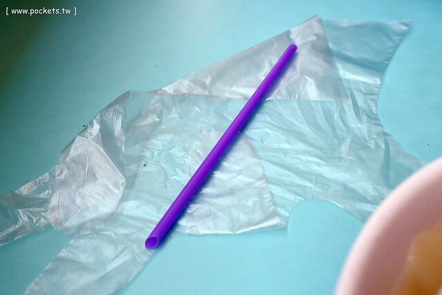 豬頭三的店 炸粿|大坑人氣小吃美食,炸粿搭配大骨焢是招牌吃法,湯品可以無限續碗,還附吸管和手套方便食用 @飛天璇的口袋