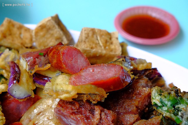 豬頭三的店 炸粿|大坑人氣小吃美食,炸粿搭配大骨焢是招牌吃法,湯品可以無限續碗,還附吸管和手套方便食用 @飛天璇的口袋