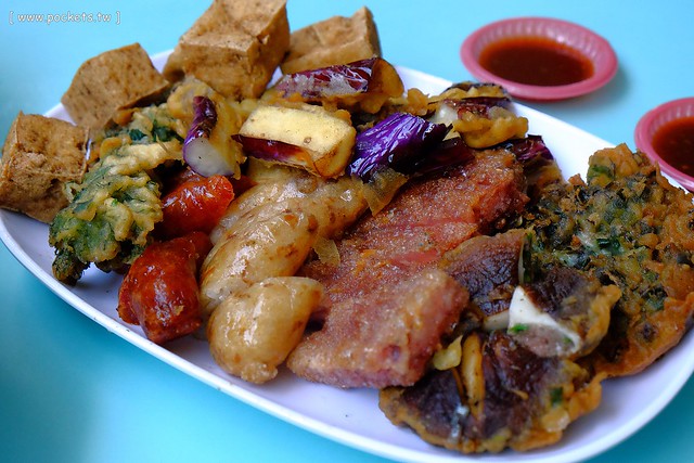 豬頭三的店 炸粿|大坑人氣小吃美食,炸粿搭配大骨焢是招牌吃法,湯品可以無限續碗,還附吸管和手套方便食用 @飛天璇的口袋