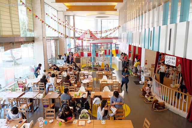 【台中親子餐廳】大樹先生的家親子餐廳@台中崇德店。學齡前兒童的夢幻天堂:極光馬戲球池、小木馬、小廚房、樹屋、沙坑、泡泡棚、哺乳室、尿布檯,票選全台十大必訪的親子餐廳第一名 @飛天璇的口袋