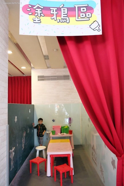 【台中親子餐廳】大樹先生的家親子餐廳@台中崇德店。學齡前兒童的夢幻天堂:極光馬戲球池、小木馬、小廚房、樹屋、沙坑、泡泡棚、哺乳室、尿布檯,票選全台十大必訪的親子餐廳第一名 @飛天璇的口袋