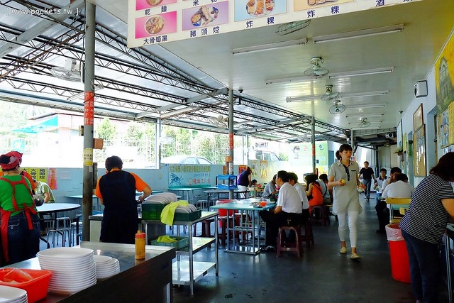 豬頭三的店 炸粿|大坑人氣小吃美食,炸粿搭配大骨焢是招牌吃法,湯品可以無限續碗,還附吸管和手套方便食用 @飛天璇的口袋