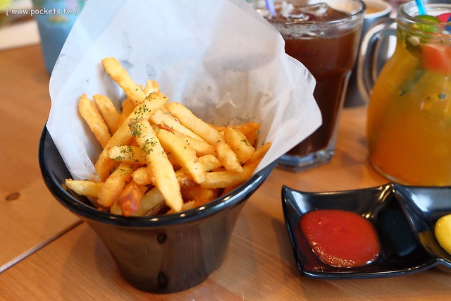 【台中親子餐廳】大樹先生的家親子餐廳@台中崇德店。學齡前兒童的夢幻天堂:極光馬戲球池、小木馬、小廚房、樹屋、沙坑、泡泡棚、哺乳室、尿布檯,票選全台十大必訪的親子餐廳第一名 @飛天璇的口袋