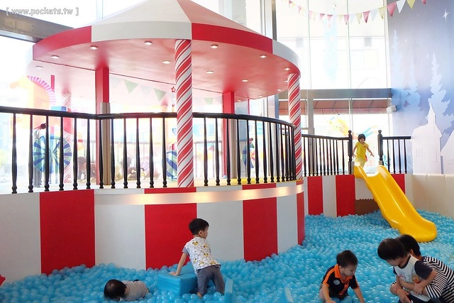 【台中親子餐廳】大樹先生的家親子餐廳@台中崇德店。學齡前兒童的夢幻天堂:極光馬戲球池、小木馬、小廚房、樹屋、沙坑、泡泡棚、哺乳室、尿布檯,票選全台十大必訪的親子餐廳第一名 @飛天璇的口袋