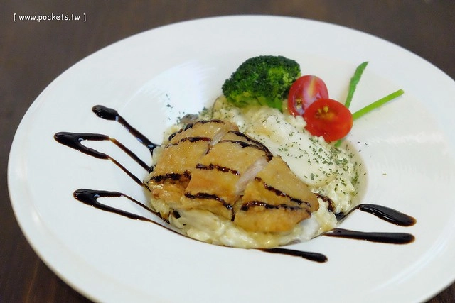 【台中美食推薦】薩克森比利時小酒館.Sachsen Beer Bar。走進滿滿公仔的動漫世界,120吋的電視牆可以觀看球賽,義大利麵和燉飯都是正統義式作法,三五好友下班後相揪放鬆一下 @飛天璇的口袋