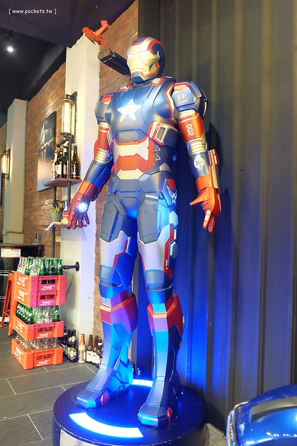 【台中美食推薦】薩克森比利時小酒館.Sachsen Beer Bar。走進滿滿公仔的動漫世界,120吋的電視牆可以觀看球賽,義大利麵和燉飯都是正統義式作法,三五好友下班後相揪放鬆一下 @飛天璇的口袋