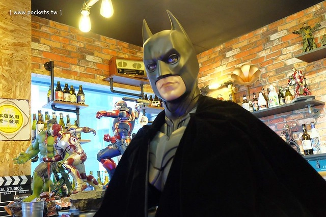 【台中美食推薦】薩克森比利時小酒館.Sachsen Beer Bar。走進滿滿公仔的動漫世界,120吋的電視牆可以觀看球賽,義大利麵和燉飯都是正統義式作法,三五好友下班後相揪放鬆一下 @飛天璇的口袋