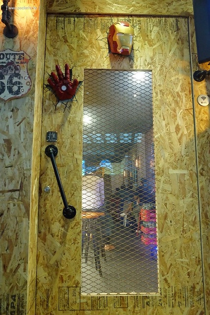 【台中美食推薦】薩克森比利時小酒館.Sachsen Beer Bar。走進滿滿公仔的動漫世界,120吋的電視牆可以觀看球賽,義大利麵和燉飯都是正統義式作法,三五好友下班後相揪放鬆一下 @飛天璇的口袋