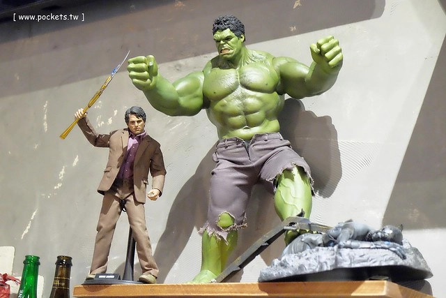 【台中美食推薦】薩克森比利時小酒館.Sachsen Beer Bar。走進滿滿公仔的動漫世界,120吋的電視牆可以觀看球賽,義大利麵和燉飯都是正統義式作法,三五好友下班後相揪放鬆一下 @飛天璇的口袋