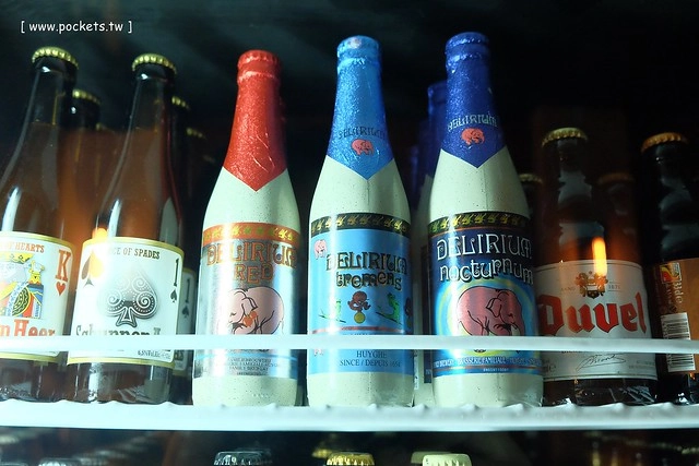 【台中美食推薦】薩克森比利時小酒館.Sachsen Beer Bar。走進滿滿公仔的動漫世界,120吋的電視牆可以觀看球賽,義大利麵和燉飯都是正統義式作法,三五好友下班後相揪放鬆一下 @飛天璇的口袋