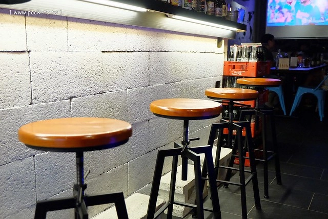 【台中美食推薦】薩克森比利時小酒館.Sachsen Beer Bar。走進滿滿公仔的動漫世界,120吋的電視牆可以觀看球賽,義大利麵和燉飯都是正統義式作法,三五好友下班後相揪放鬆一下 @飛天璇的口袋