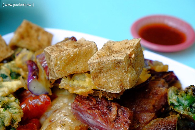 豬頭三的店 炸粿|大坑人氣小吃美食,炸粿搭配大骨焢是招牌吃法,湯品可以無限續碗,還附吸管和手套方便食用 @飛天璇的口袋