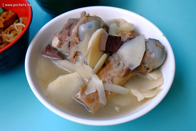 豬頭三的店 炸粿|大坑人氣小吃美食,炸粿搭配大骨焢是招牌吃法,湯品可以無限續碗,還附吸管和手套方便食用 @飛天璇的口袋