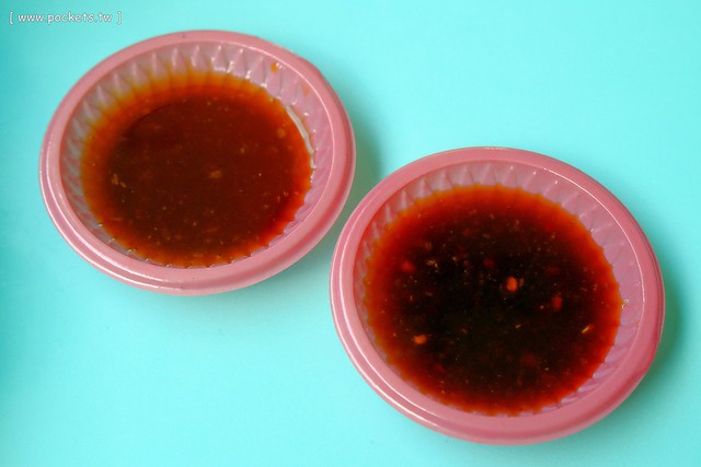 豬頭三的店 炸粿|大坑人氣小吃美食,炸粿搭配大骨焢是招牌吃法,湯品可以無限續碗,還附吸管和手套方便食用 @飛天璇的口袋