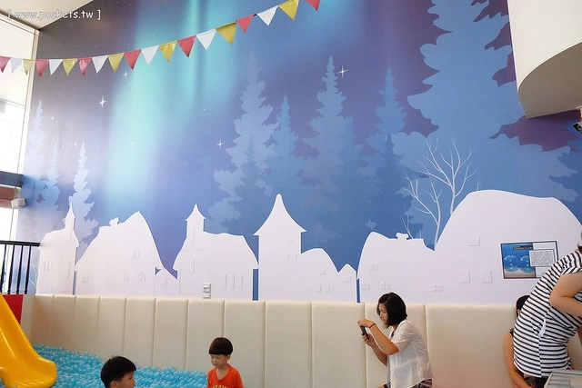 【台中親子餐廳】大樹先生的家親子餐廳@台中崇德店。學齡前兒童的夢幻天堂:極光馬戲球池、小木馬、小廚房、樹屋、沙坑、泡泡棚、哺乳室、尿布檯,票選全台十大必訪的親子餐廳第一名 @飛天璇的口袋