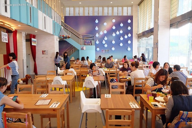 【台中親子餐廳】大樹先生的家親子餐廳@台中崇德店。學齡前兒童的夢幻天堂:極光馬戲球池、小木馬、小廚房、樹屋、沙坑、泡泡棚、哺乳室、尿布檯,票選全台十大必訪的親子餐廳第一名 @飛天璇的口袋