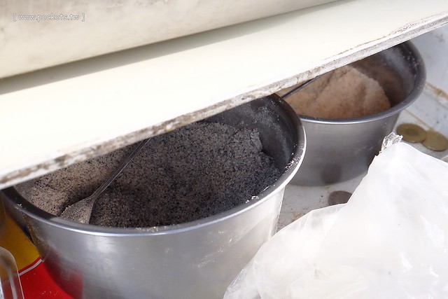 稻香村麻糬:豐原中正路郵局前面,阿婆以摩拖車為攤一賣好幾年,滿滿古早味的麻糬 @飛天璇的口袋