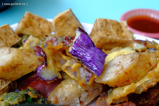 豬頭三的店 炸粿|大坑人氣小吃美食,炸粿搭配大骨焢是招牌吃法,湯品可以無限續碗,還附吸管和手套方便食用 @飛天璇的口袋