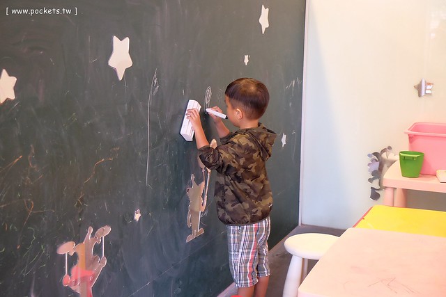 【台中親子餐廳】大樹先生的家親子餐廳@台中崇德店。學齡前兒童的夢幻天堂:極光馬戲球池、小木馬、小廚房、樹屋、沙坑、泡泡棚、哺乳室、尿布檯,票選全台十大必訪的親子餐廳第一名 @飛天璇的口袋